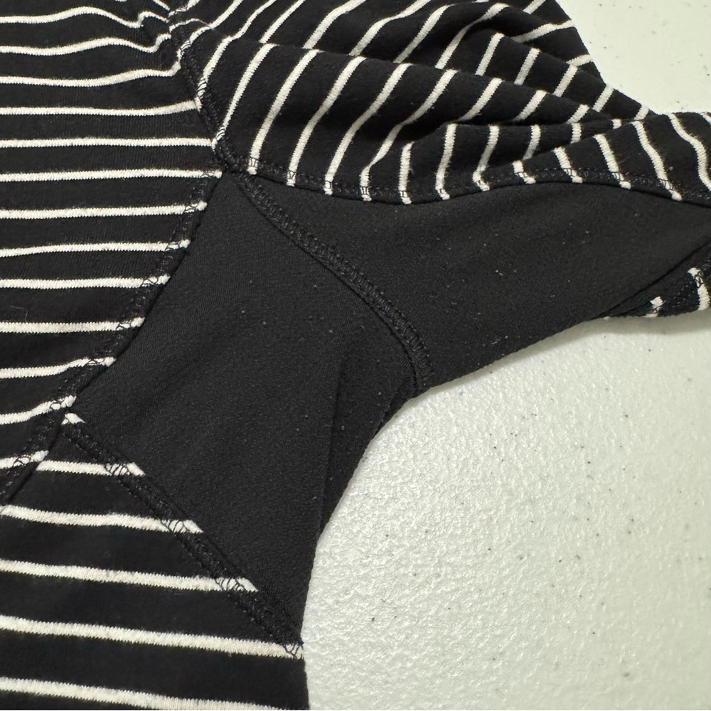 lululemon athletica Black and White Striped Long Sleeve Base Runner Tee - Picture 12 of 13